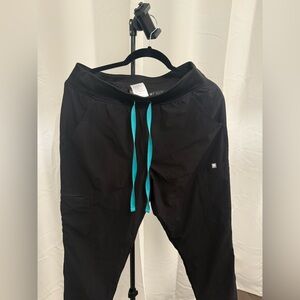 Figs women's Black FREEx™ Lined Yola™ - Skinny Scrub Pants 2.0. Medium-regular